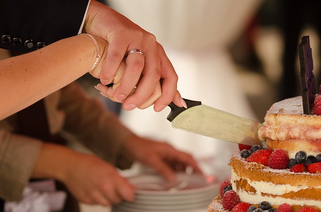 Cutting cake